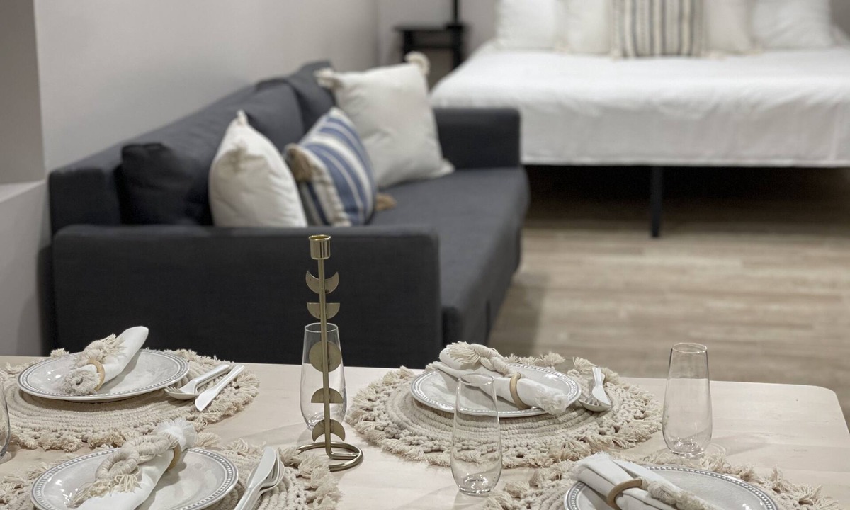 Eastern Division Apartment | La luna Room