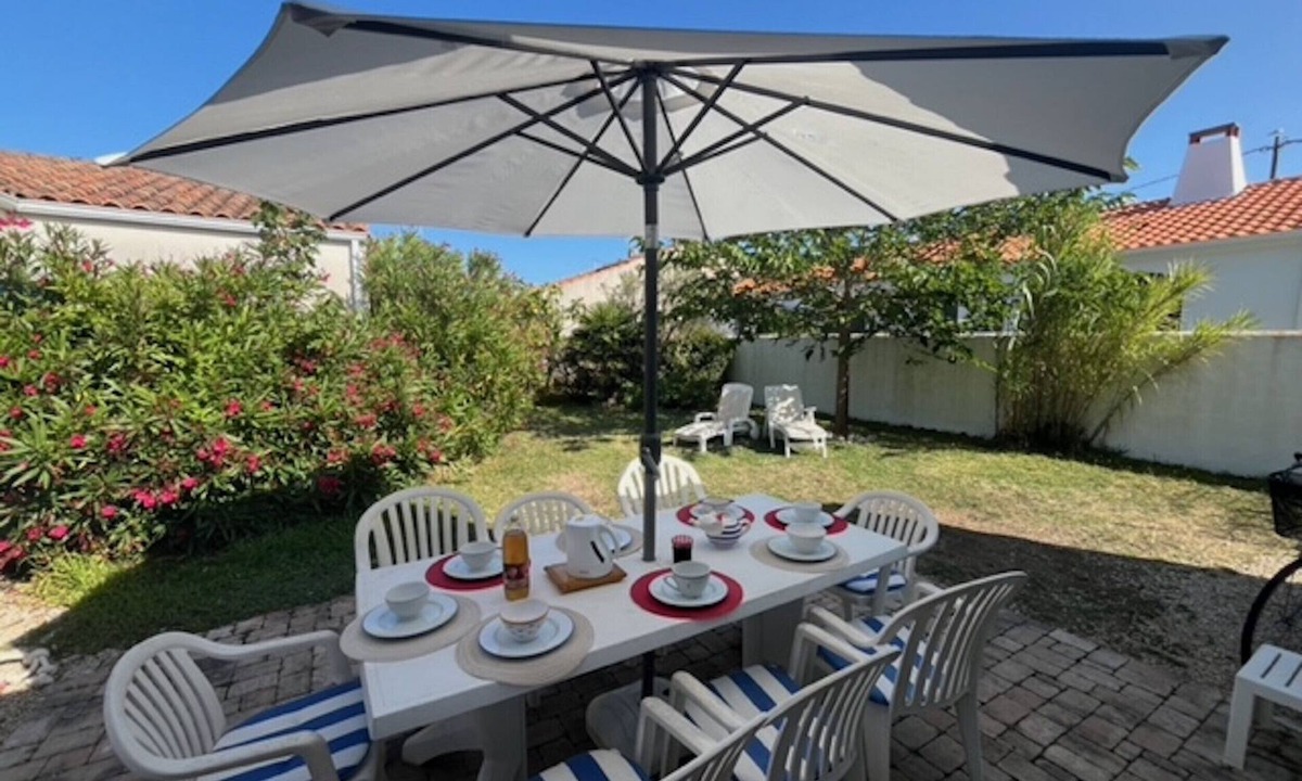 Saint-Gilles-Croix-de-Vie Ski Chalet | La Maison Bleue : For 8 in St Gilles-Croix-de-Vie