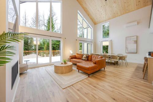 Shannon Ski Chalet | La Madeleine - Comfort & Elegance in the Forest - Spa & Office