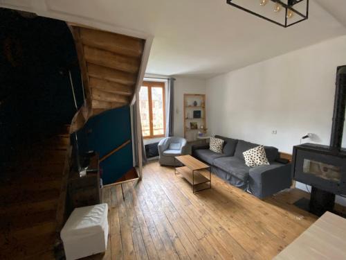 Voutezac House | La maison à la porte bleue