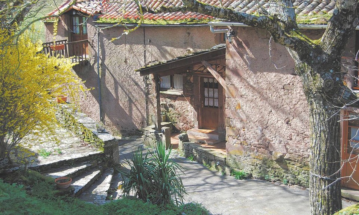 Mounes-Prohencoux House | La Maison au Potager is located in a hamlet in the Rance valley in Aveyron.