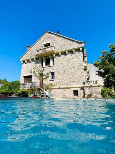 Espalion House | La Maison au toit vert
