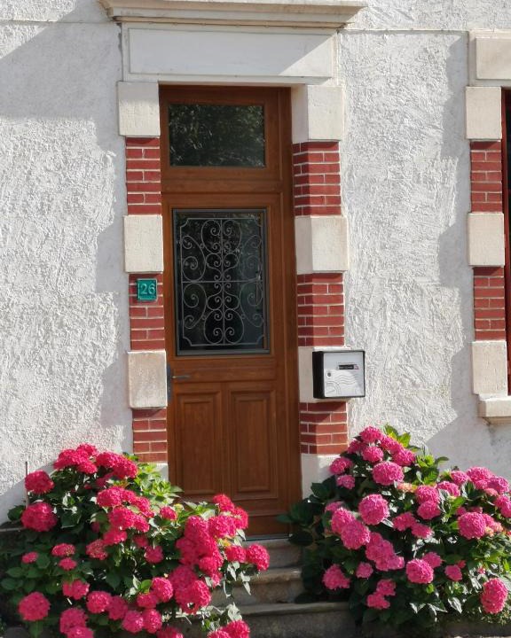 Montmarault House | La maison aux rosiers