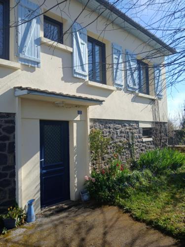 Le Vigean House | La maison aux volets bleus