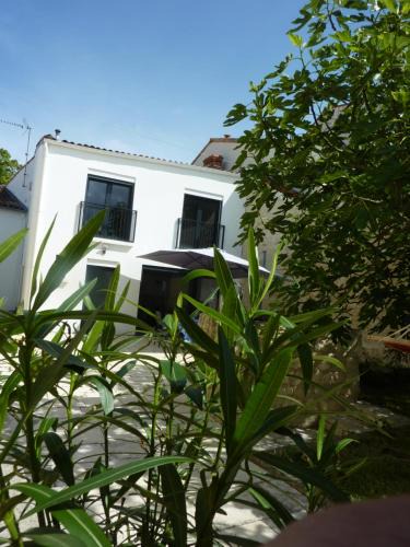 Dompierre-sur-Mer Villa | La Maison Blanche