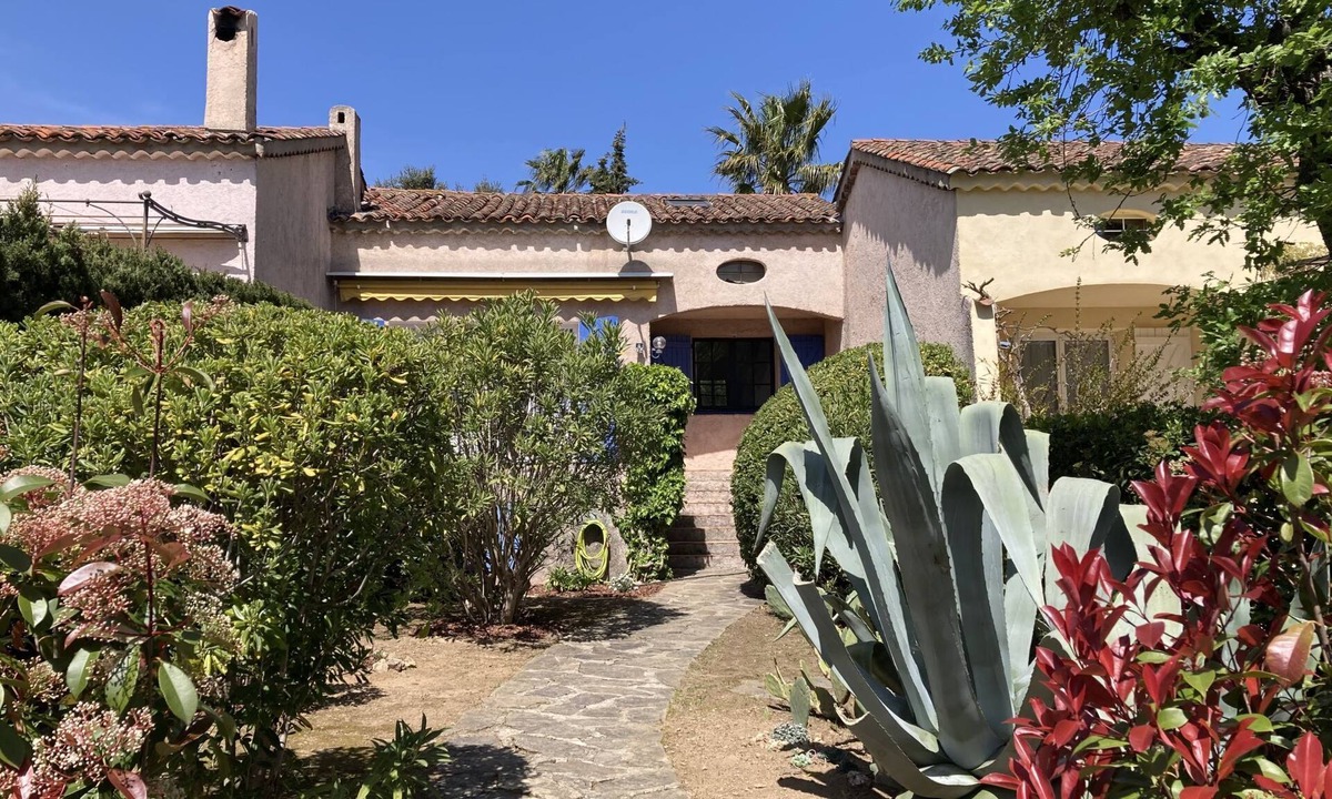 Les Restanques House | La Maison bleue by Interhome