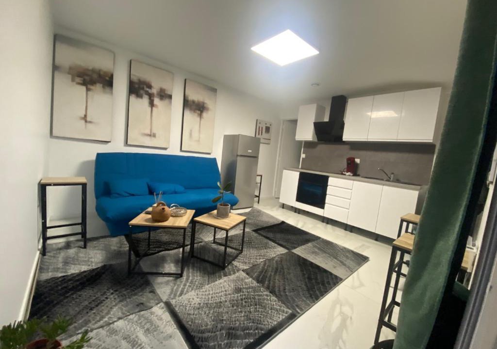 Plateau — Pyramide House | La maison bleue