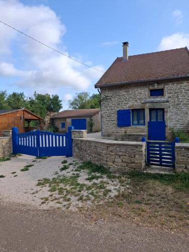 Marcilly-Ogny House | la maison bleue