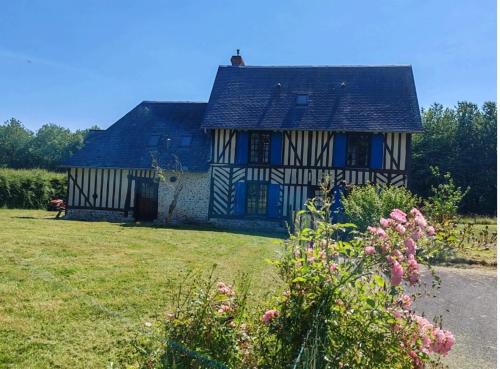 Reux House | La maison bleue