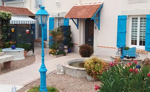 Thesee House | La Maison Bleue