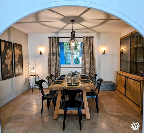 Tillenay House | La Maison Bleue