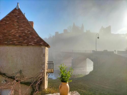 Angles-sur-lAnglin Villa | La maison Carré - a romantic house by the river for two