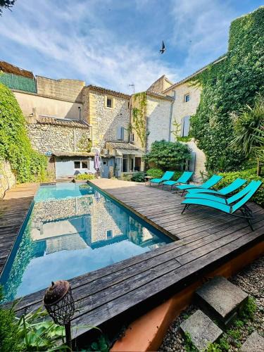 Collias House | LA MAISON D'ÔRÉ - Billard, fléchettes, cheminée