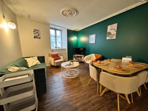 Parthenay House | La Maison D'Oscar