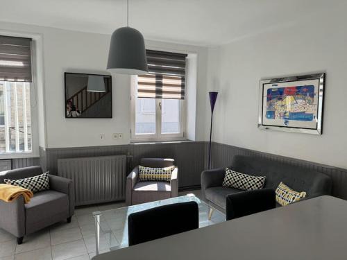 Avon House | La Maison de la Cour