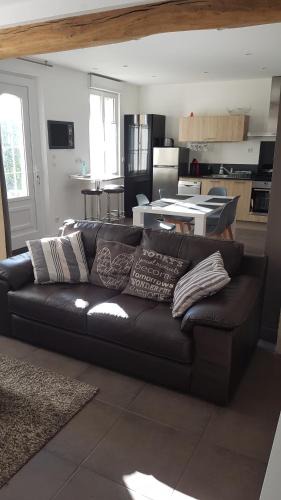 Berneuil-sur-Aisne House | La Maison Des Chiens Rouges