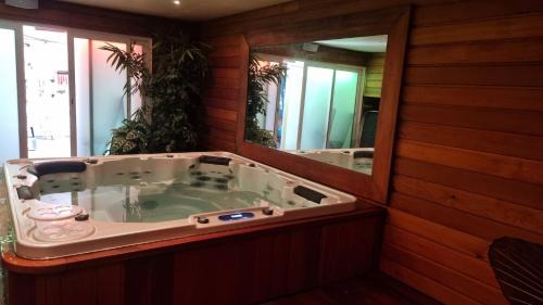 Rueil-Malmaison Villa | La Maison des Rois - Avec Jardin et Jacuzzi