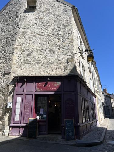 Senlis House | La Maison des Rues Pavées avec jardin by La Boîte En Plus
