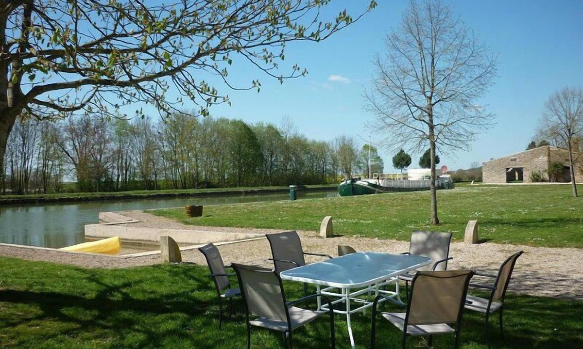 Clamerey House | La Maison Du Canal