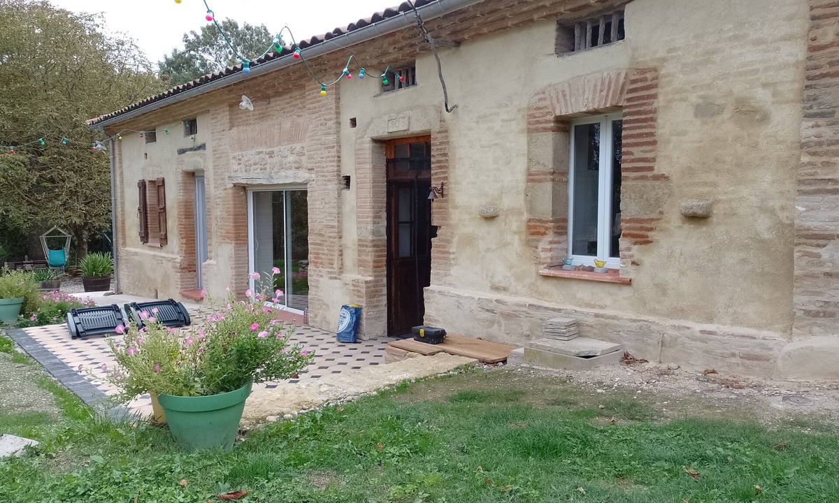 Esplas Cottage | La Maison du château at the foot of the Pyrenees mountains, with panoramic views.