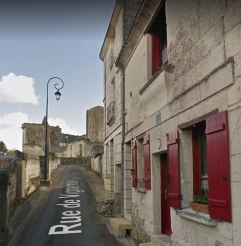Loches House | La Maison du Donjon - Gites de 8 personnes, parking privé avec jardin terrasse