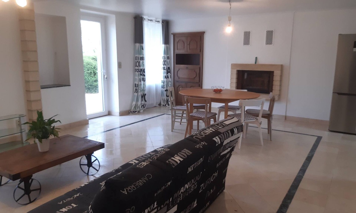 Beaulieu-sur-Layon Cottage | La Maison-Gîte-Family-Ensuite with Shower-Garden view