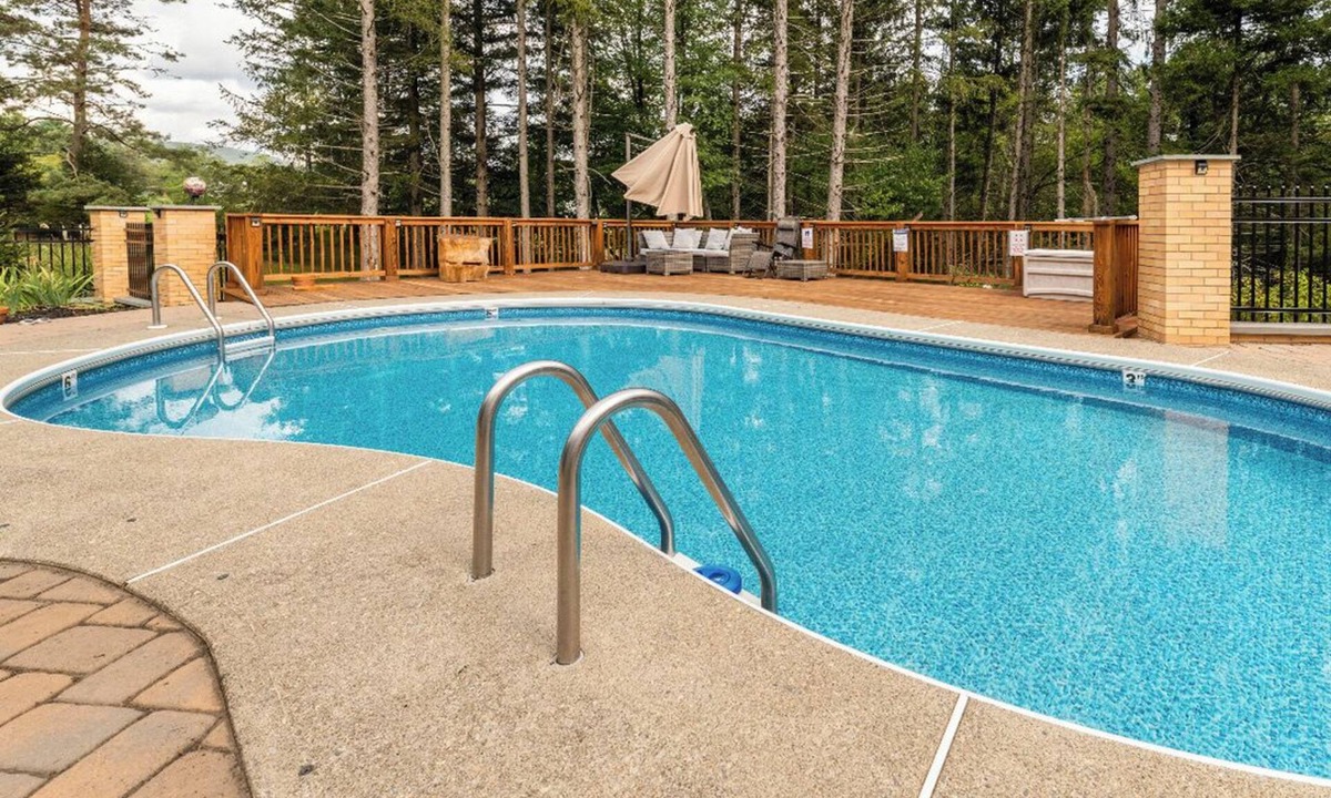 Reeders House | La Maison | Heated Pool Hot Tub Ski Games