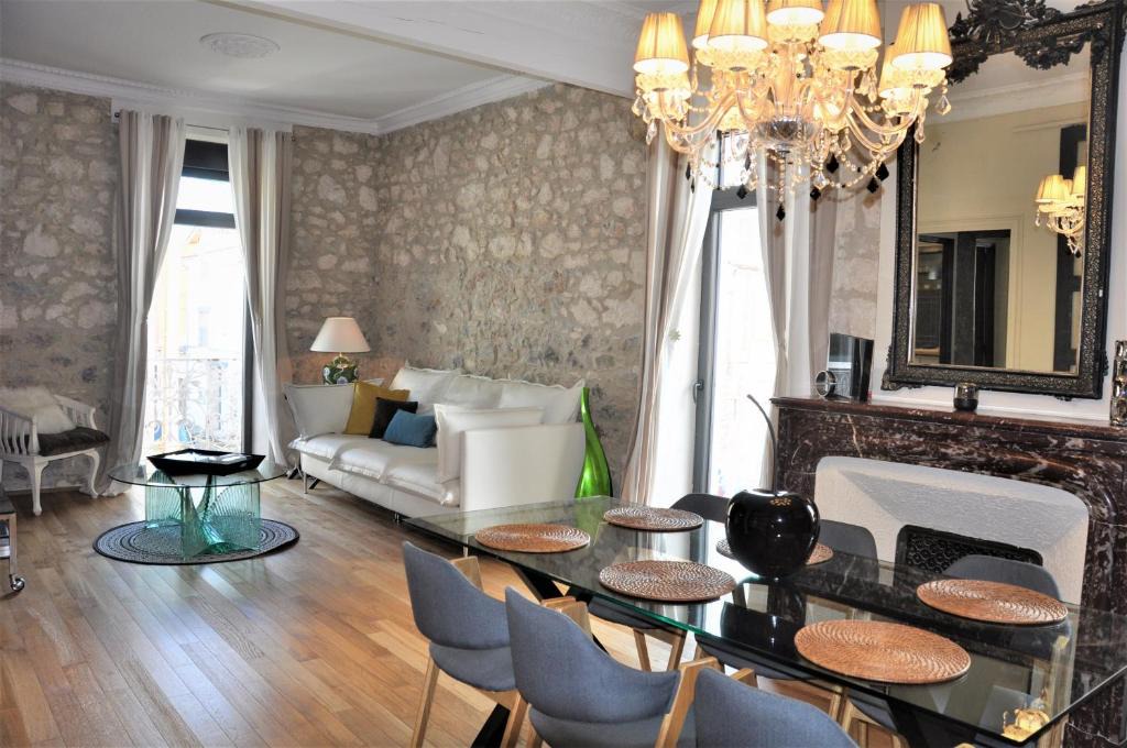 Convention House | La Maison Jacquard