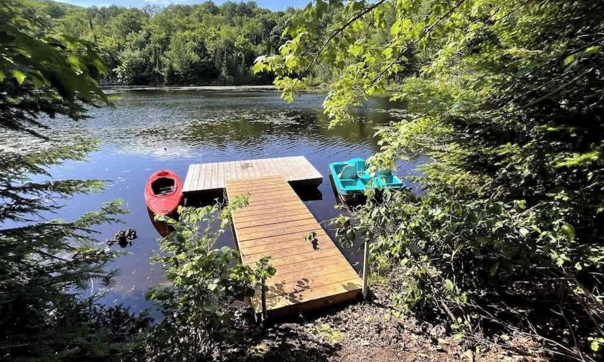 Sainte-Beatrix Ski Chalet | La Maison Magique- Private Hot Tub & Lake Access!