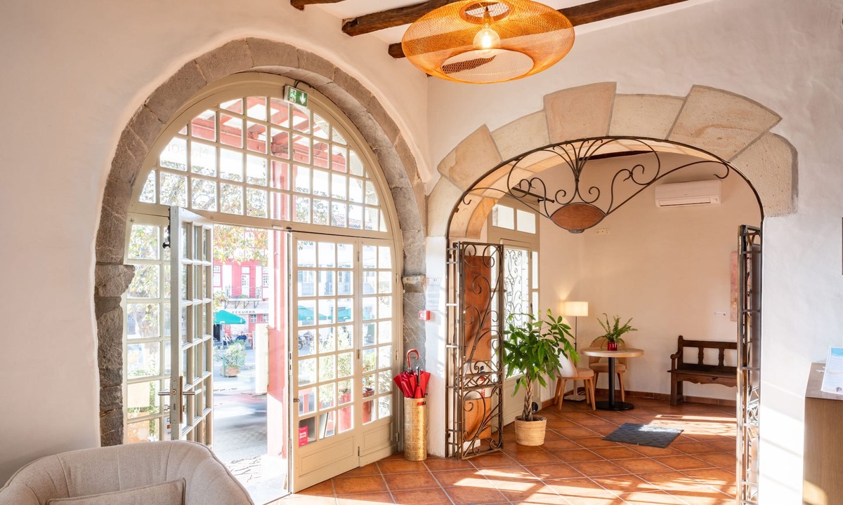 Ainhoa Hotel | LA MAISON OPPOCA