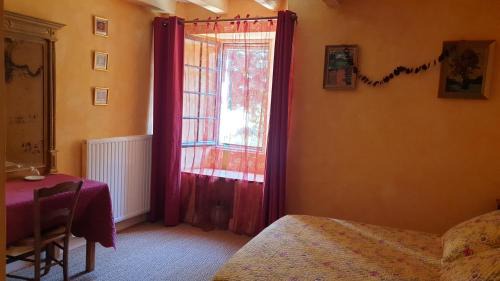 Val de Gatine Bed & Breakfast | La Maison prés du ruisseau Chambre jaune