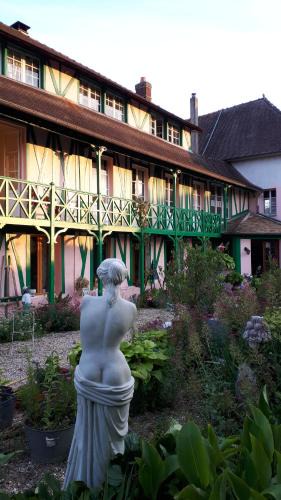 Saint-Pierre-d'Autils House | La maison rose