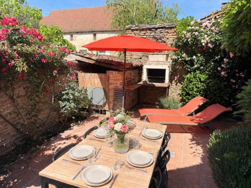 Etrigny House | La Maison Rosie, Charme bourguignon, vue château, terrasse