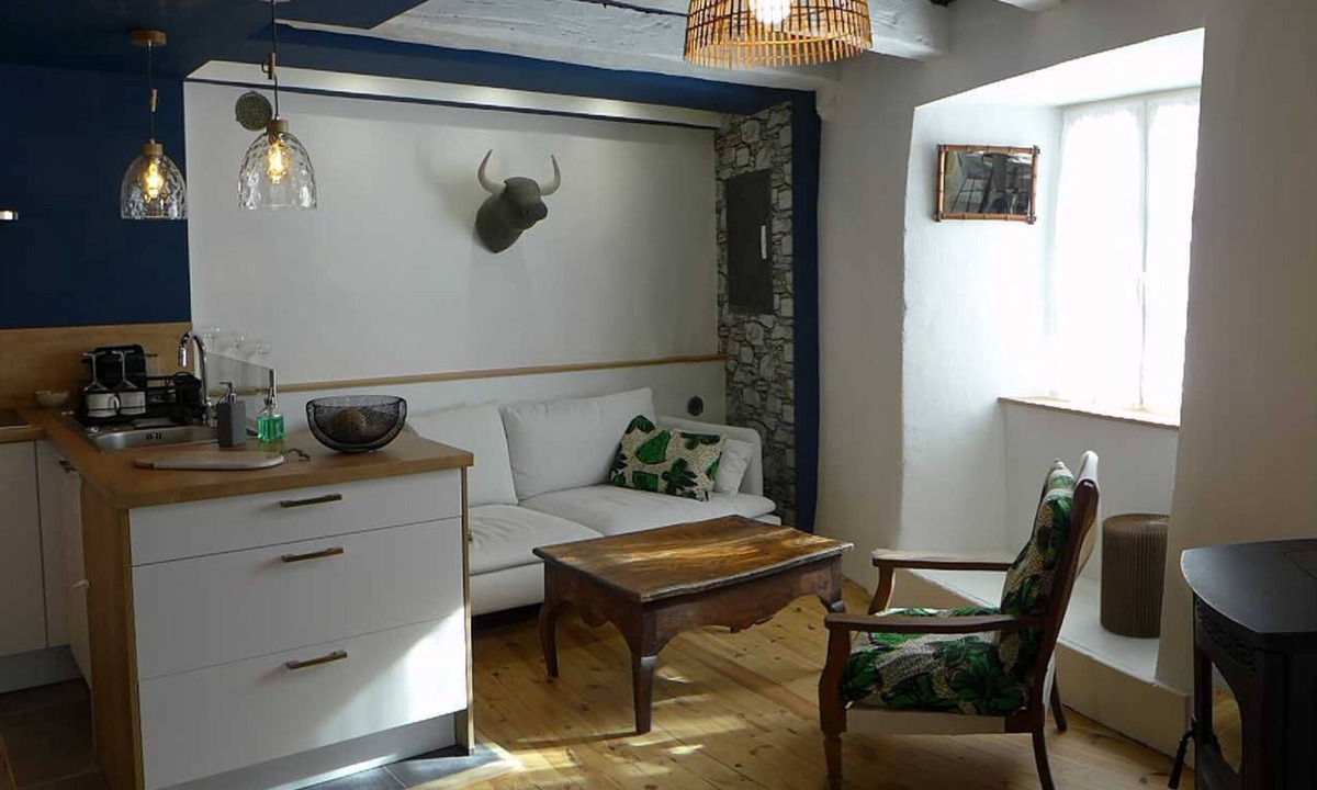 Le Malzieu-Ville House | La Maison Toute de Travers