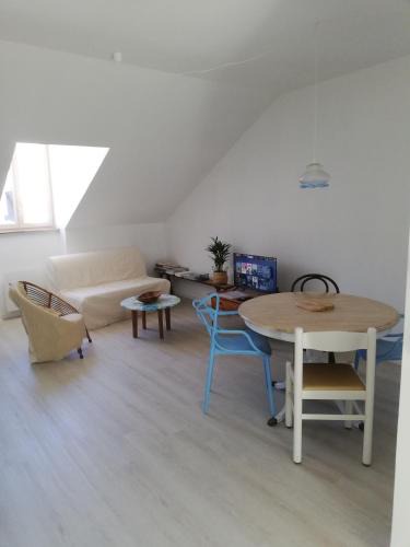 Nozay Apartment | La mansarde