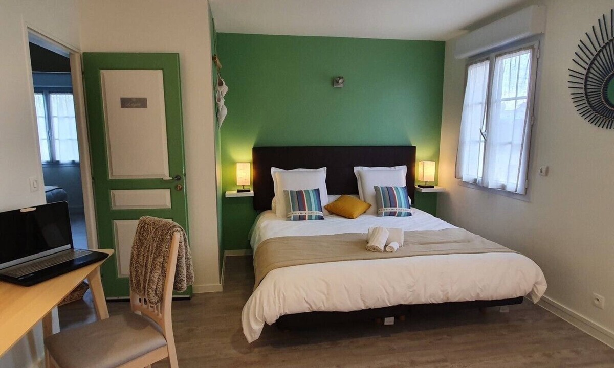 Les Mureaux Bed & Breakfast | LA MARINA-Center-Parking-StationtoParis Chambre LAGON