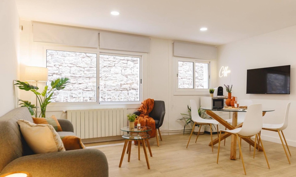Old Town Apartment | La Mercè - Holiday Apartment Rental in Girona | Bravissimo