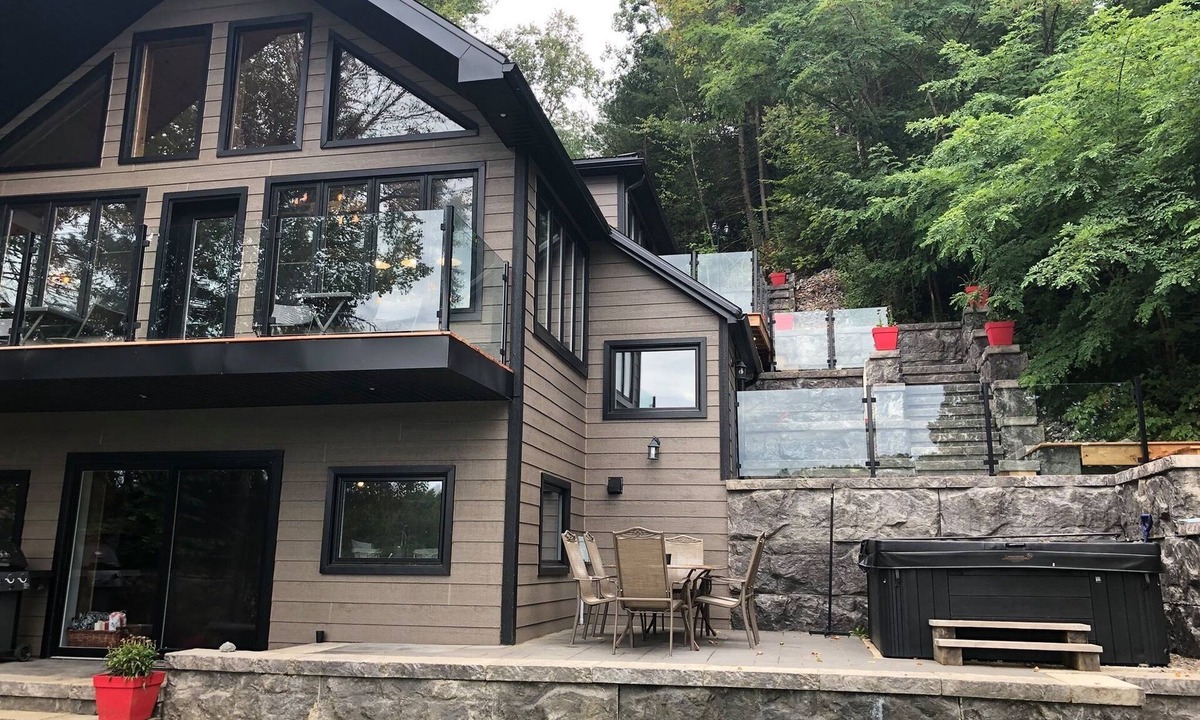 Lac-Simon Ski Chalet | LA MERVEILLE LUXURY CHALET, LAKESIDE SPA
