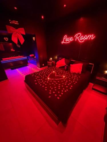 Amilly House | La nuit éternelle