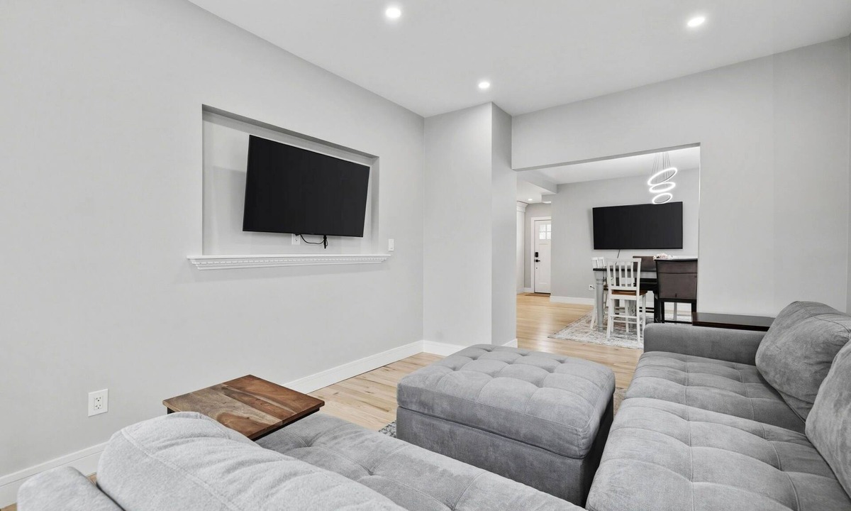 Everett House | La Oasis: Entire Luxury SFH w 5 BR/3 BA near BOS