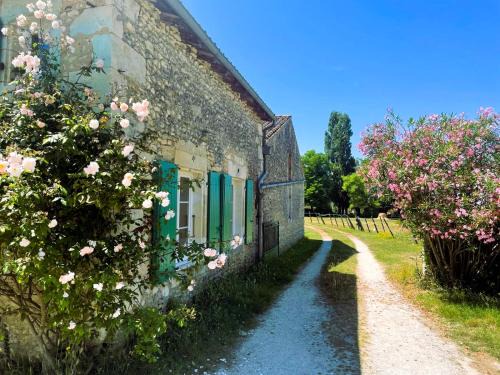 Grezac House | LA PACHA Une chouette maison d'hôtes