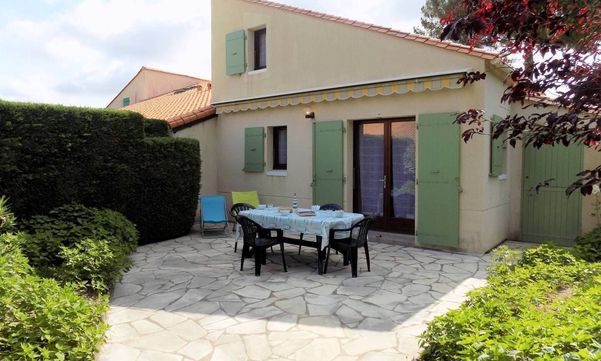 La Palmyre Apartment | La Palmyre - BRIGHT TERRACED VILLA - garden - SHARED POOL