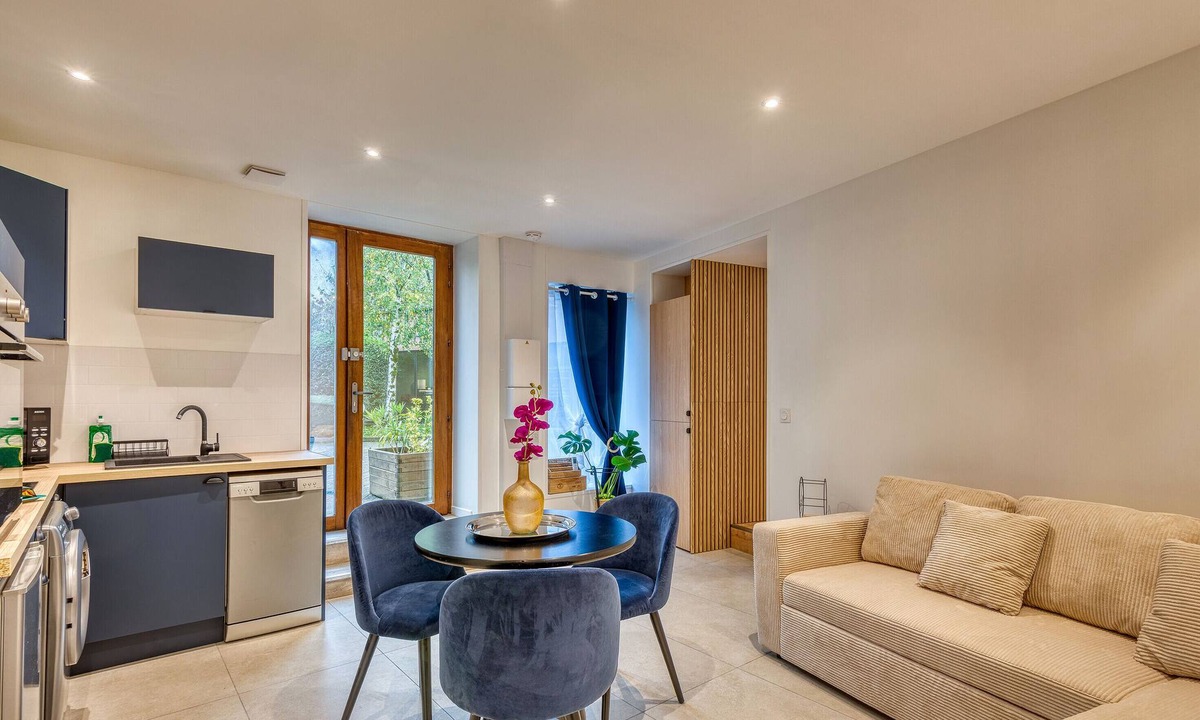 Tassin-la-Demi-Lune Apartment | La Parenthèse - T2 calme et climatisé