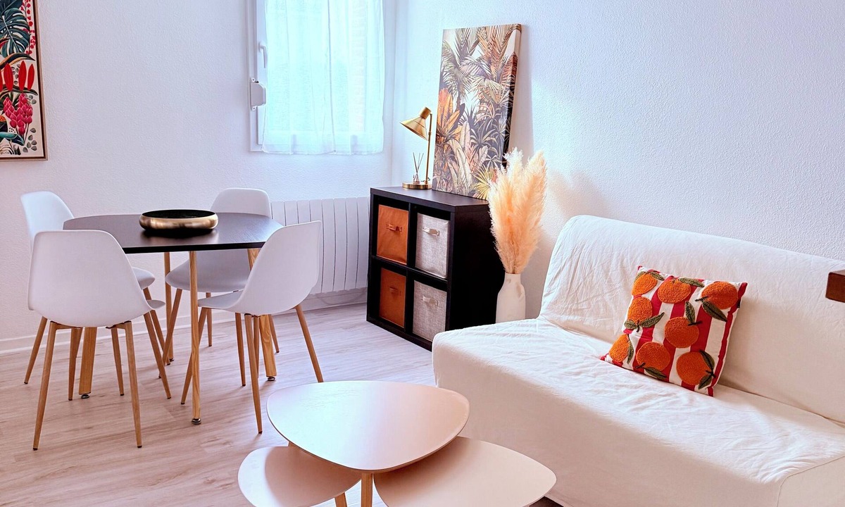 Blagnac Apartment | La Parenthèse - Cosy & Colorful - Sleeps 2 - Private Parking