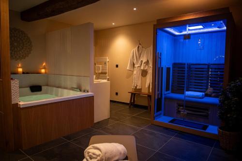 Pont-de-L'Arche Apartment | La Parenthèse Suites - appartement luxueux avec sauna et baignoire balnéo