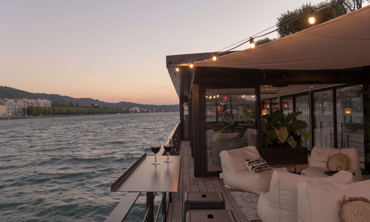 Centre Ville House | La Peniche - Bed And Bicycle - Vienne