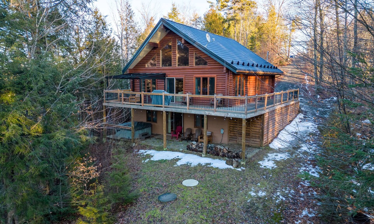 Wentworth-Nord Ski Chalet | La perle rosée boréale: rustic cottage on the water
