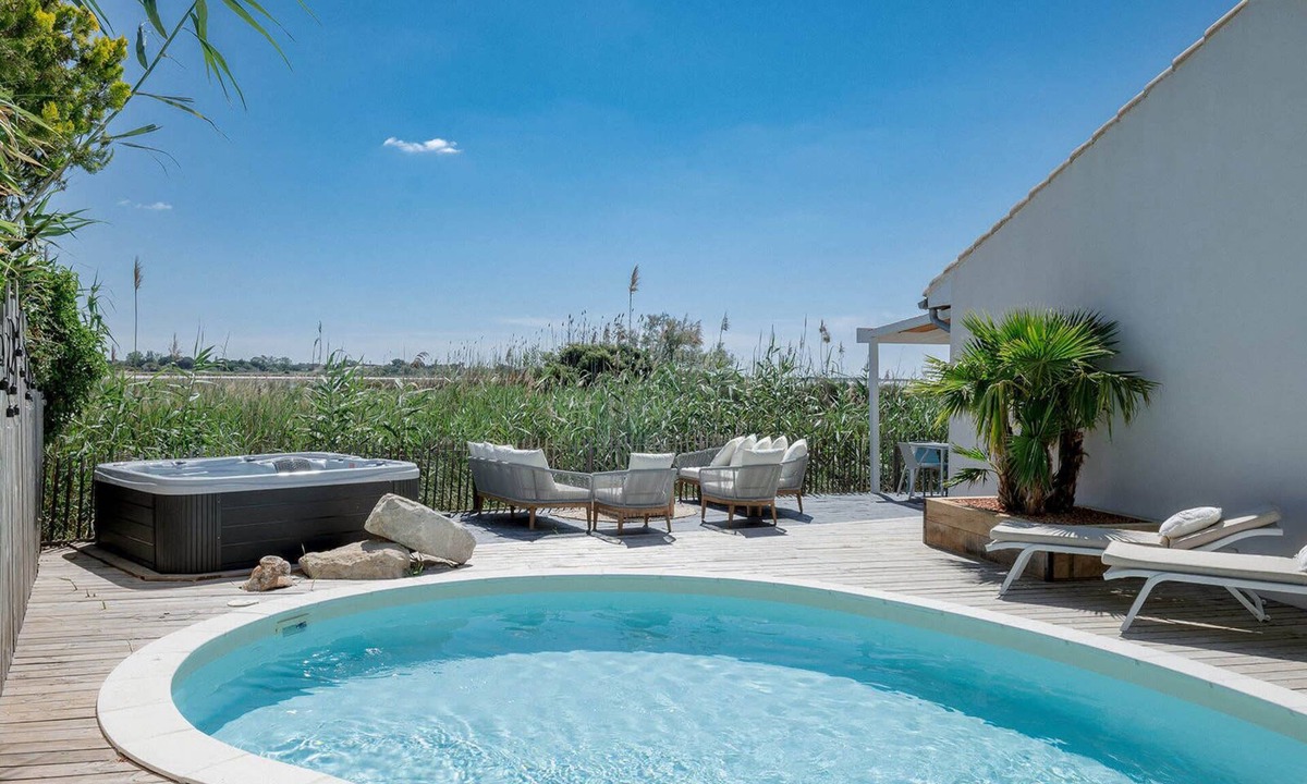 Aigues-Mortes Villa | La Perle Rose Villa Standing 5 étoiles avec piscine jacuzzi et superbe vue