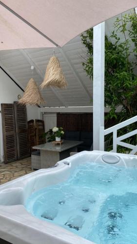 Plerin House | La petite duchesse - jaccuzzi