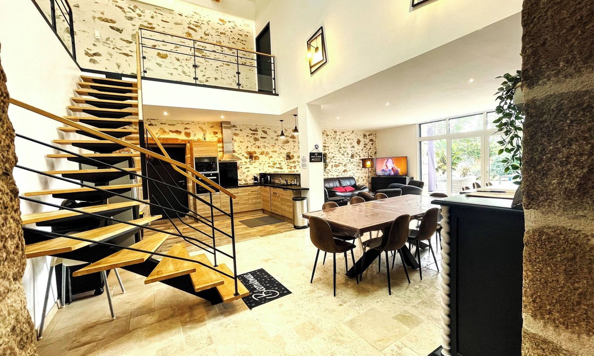 Saint-Andre-de-la-Marche Hotel | La Petite Felixiere